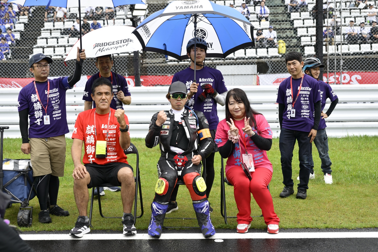鈴鹿8耐のグリッドに立つチームと船本真弓監督